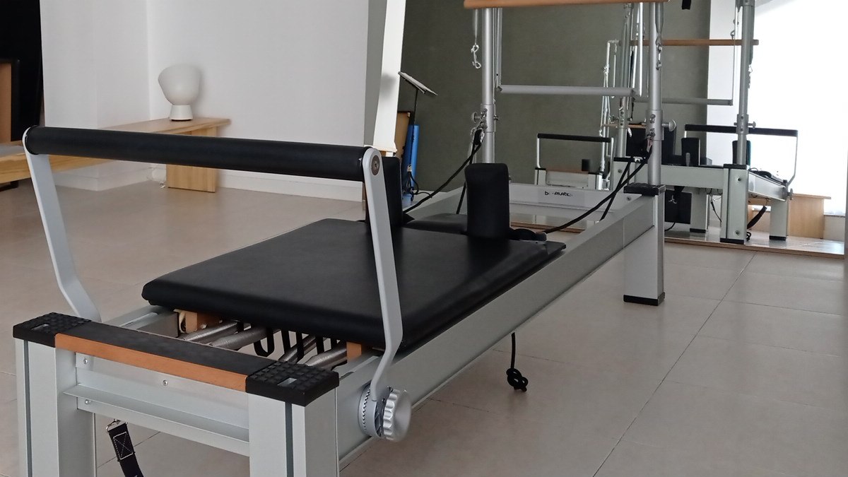 Reformer con su carro tapizado, la barra de pies y los muelles a la vista