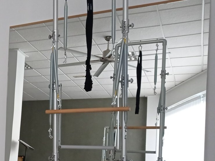 Torre de pilates con muelles, correas y barra de empuje de madera