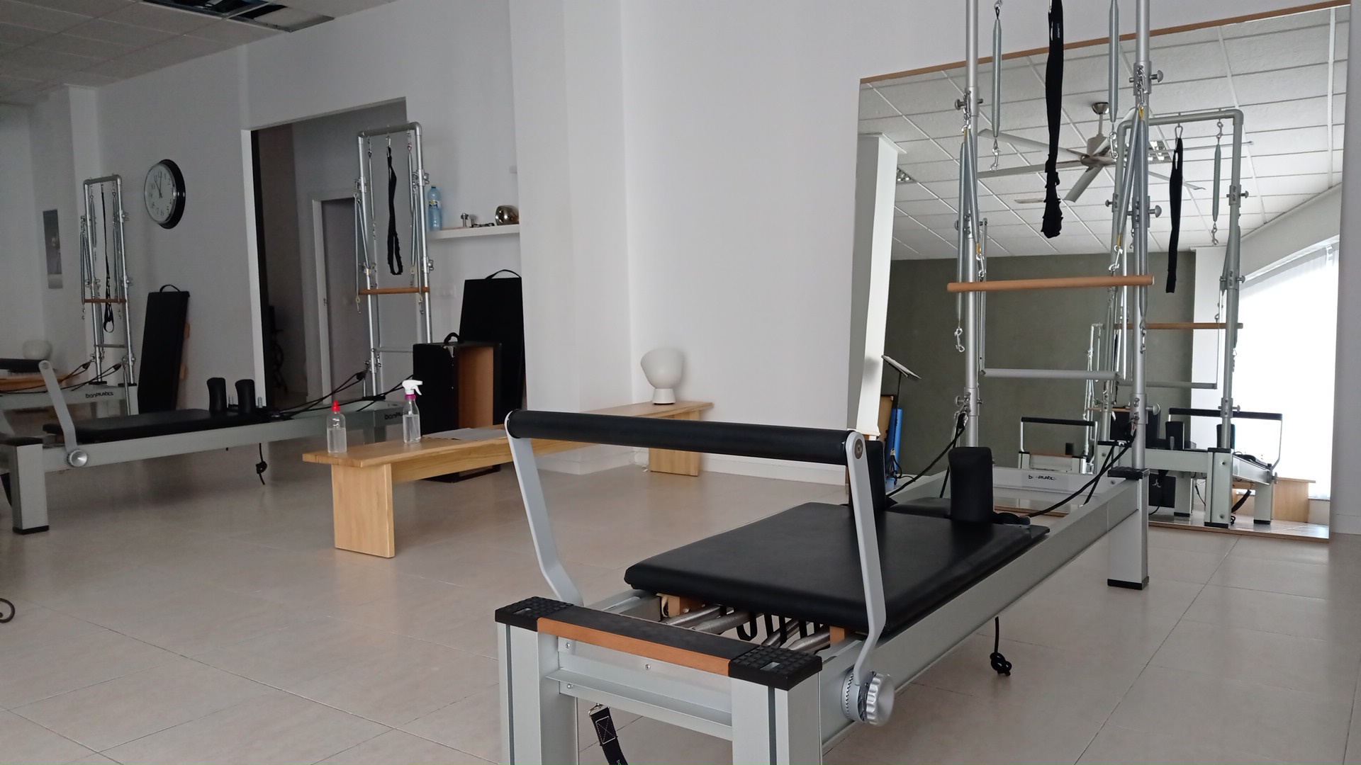 Sala principal de mi'a pilates studio en Totana, con un reformer en primer plano y una torre de pilates al fondo